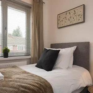  Holiday home Superb 3 Bedroom House With Private Parking And Garden - The Nicholson